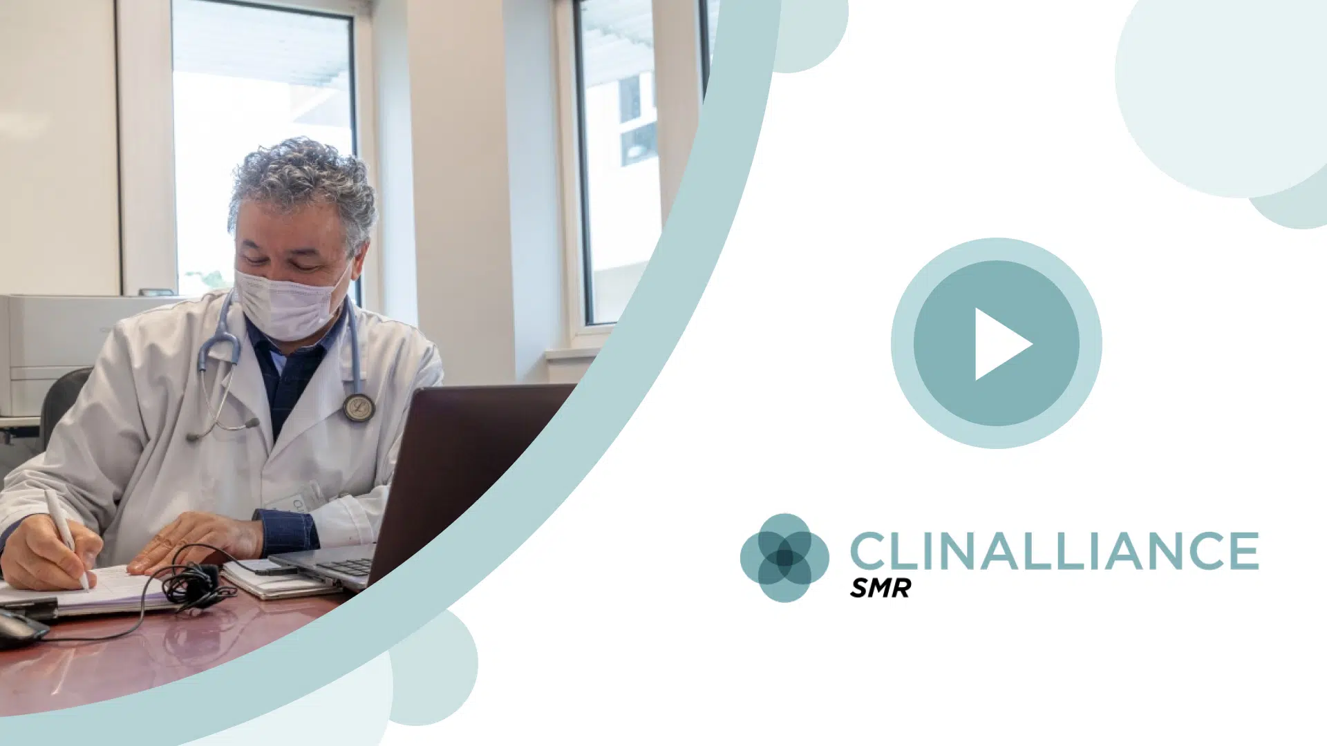 Médecin prenant des notes dans son bureau - prise en charge cardiovasculaire | Clinalliance Paris