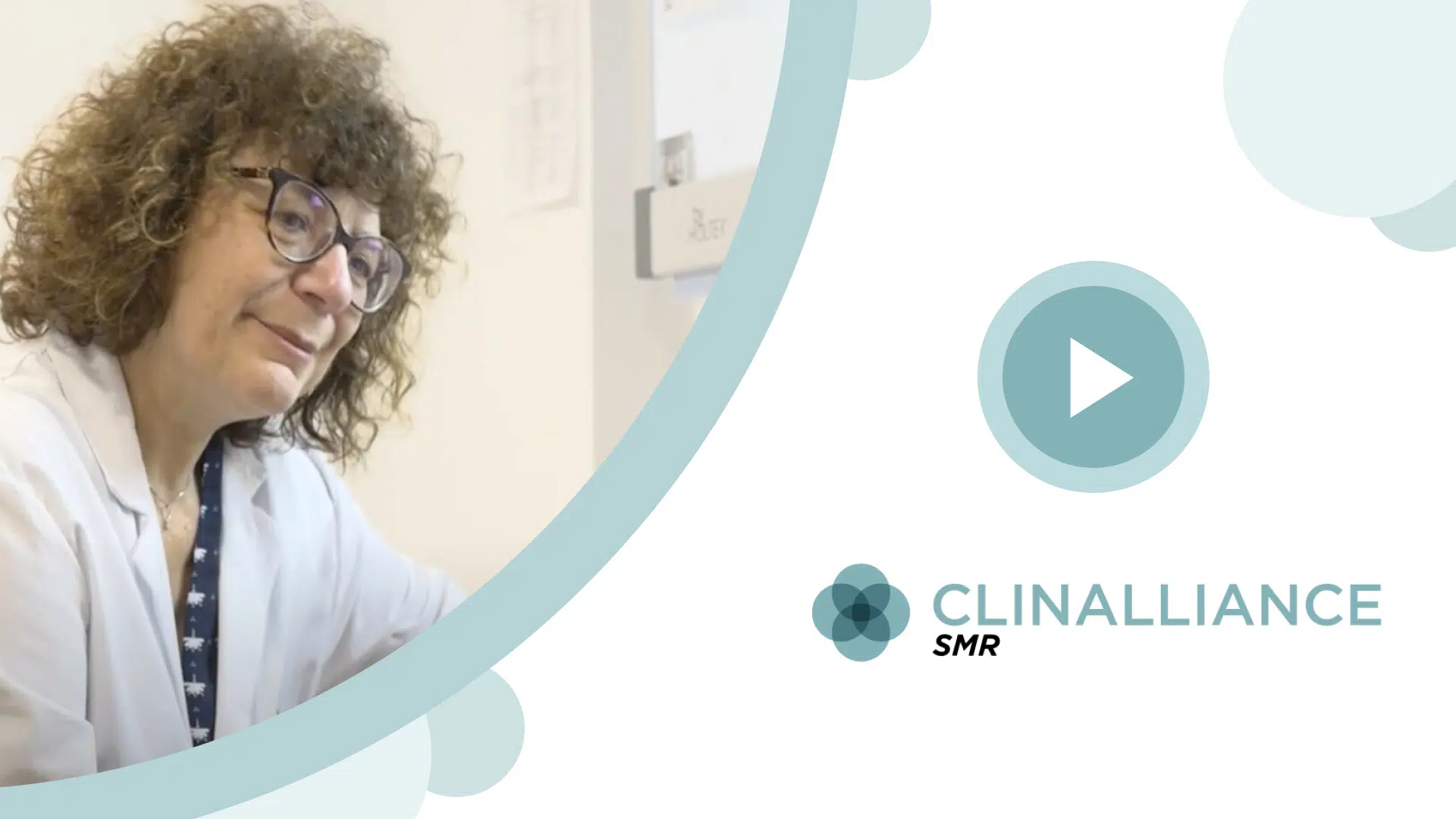 Image representant un Médecin regardant quelque chose hors écran, avec le logo CLINALLIANCE SMR - prise en charge | Clinalliance Paris