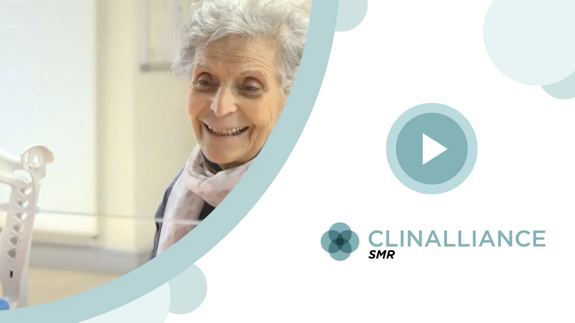 Femme agée souriante avec le logo clinalliance - Admission | Clinalliance PAris