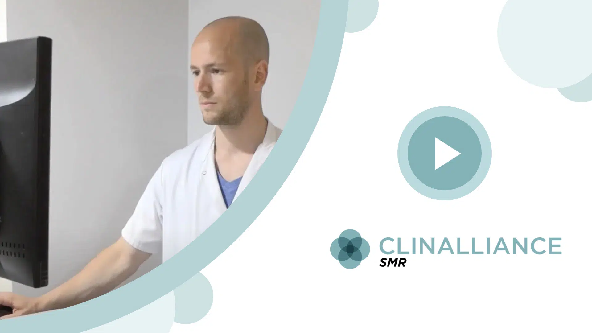 Image montrant un homme assis devant un ordinateur - SSR Polyvalents | Clinalliance Paris