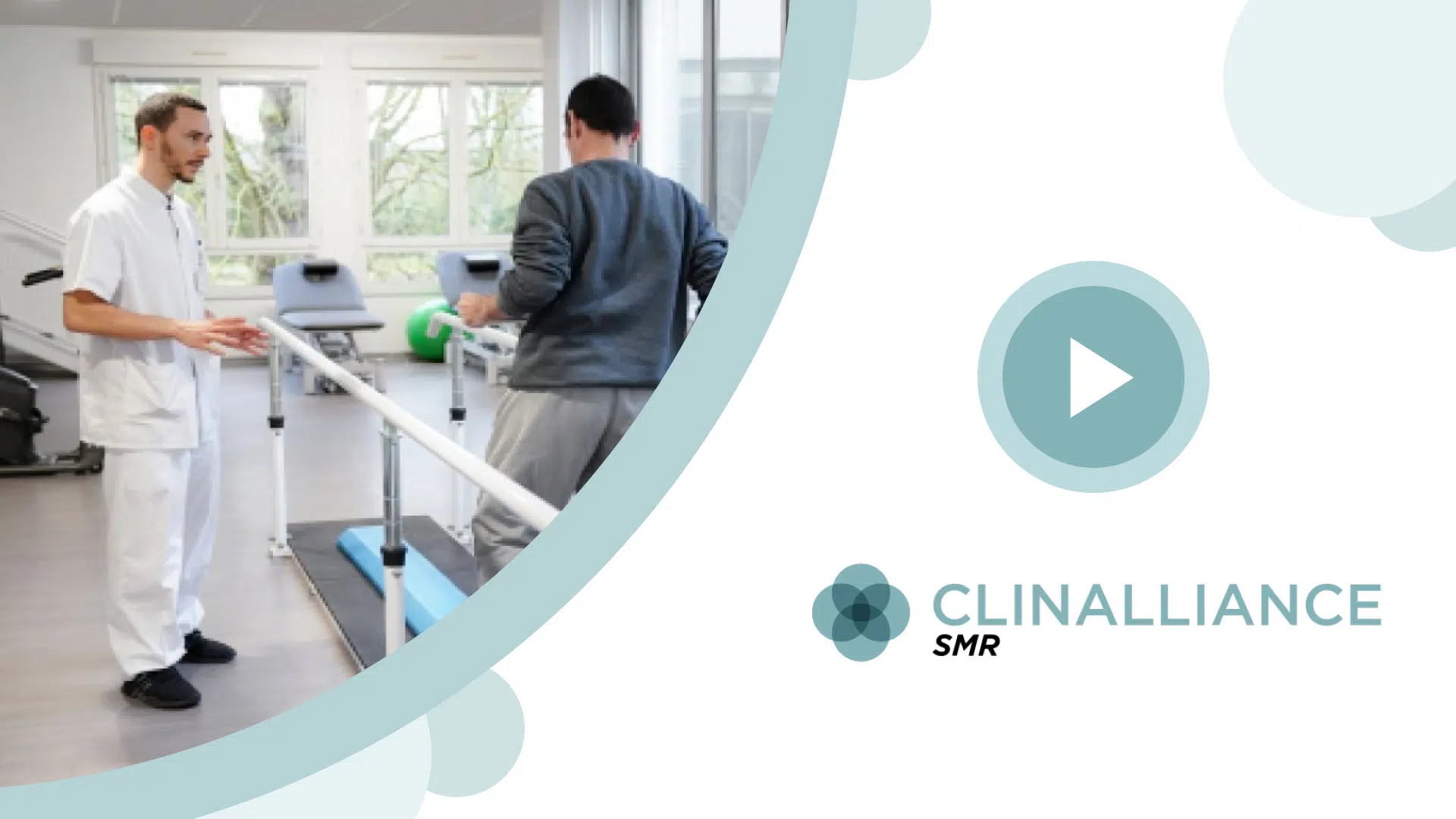 Ptient utilisant des barres parallèles assisté par un kinésithérapeute | Clinalliance Paris