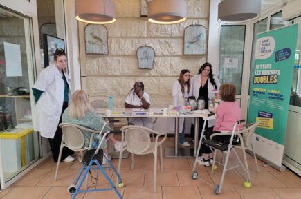 Des femmes agées en fauteuil roulant devant des inférmieres | Clinalliance Paris