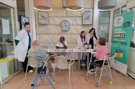 Des femmes agées en fauteuil roulant devant des inférmieres | Clinalliance Paris