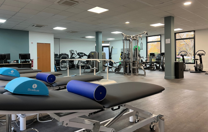 Intérieur d'une salle de sport et de réeducation bien équipée - Découvrez la clinique | Clinalliance Massy