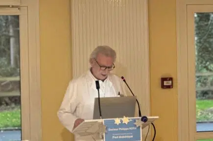 Docteur derrière un podium donnant une présentation | clinalliance Villiers-sur-Orge