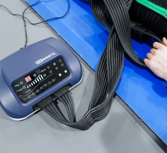 Appareil étiqueté REBOOTS connecté à des câbles | Clinalliance Paris