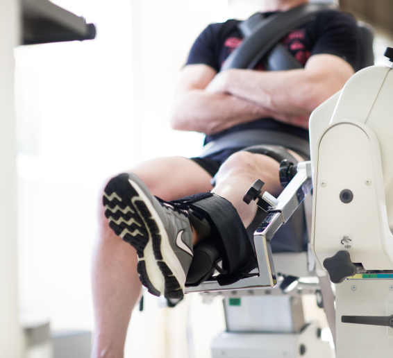 Homme allongé sur une machine spécialisée pour la rééducation physique - pressothérapie | Clinalliance Massy