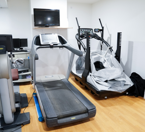 Petite salle de sport avec tapis de course - tapis antigravité | Clinalliance Massy