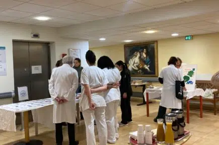Groupe de personnes en blouses blanches dans un environnement médical | Clinalliance Paris