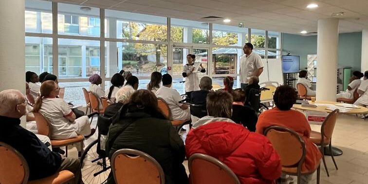 Groupe de personnes âgées lisant des journaux ensemble | Clinalliance Paris