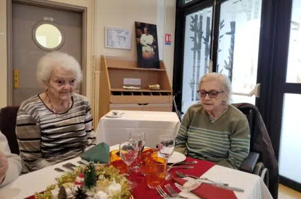 Deux femmes âgées dînent à une table | Clinalliance | Paris