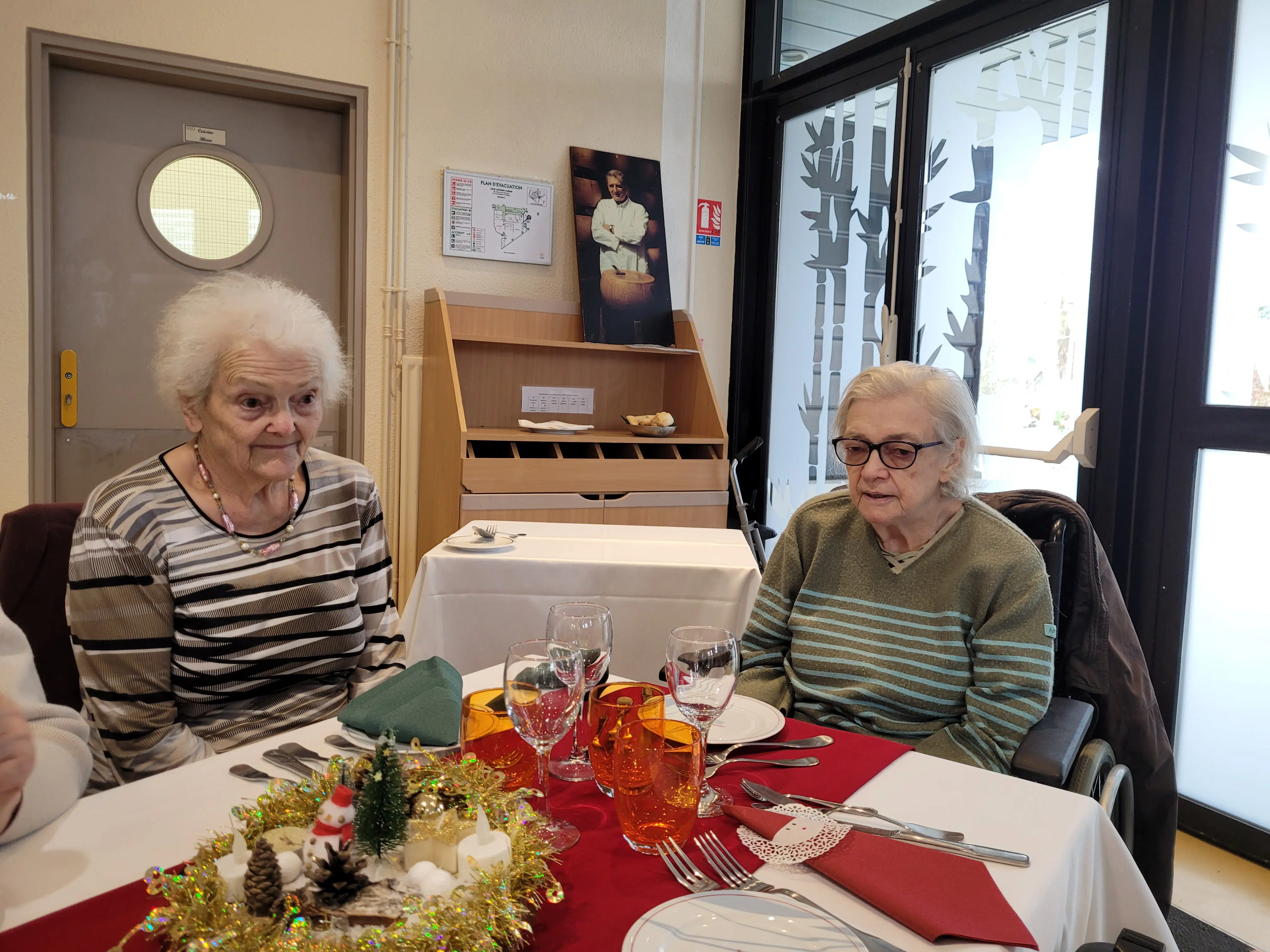 Deux femmes âgées dînent à une table | Clinalliance | Paris