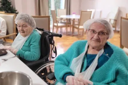 Deux personnes âgées dans une salle commune | Clinalliance Lieusaint