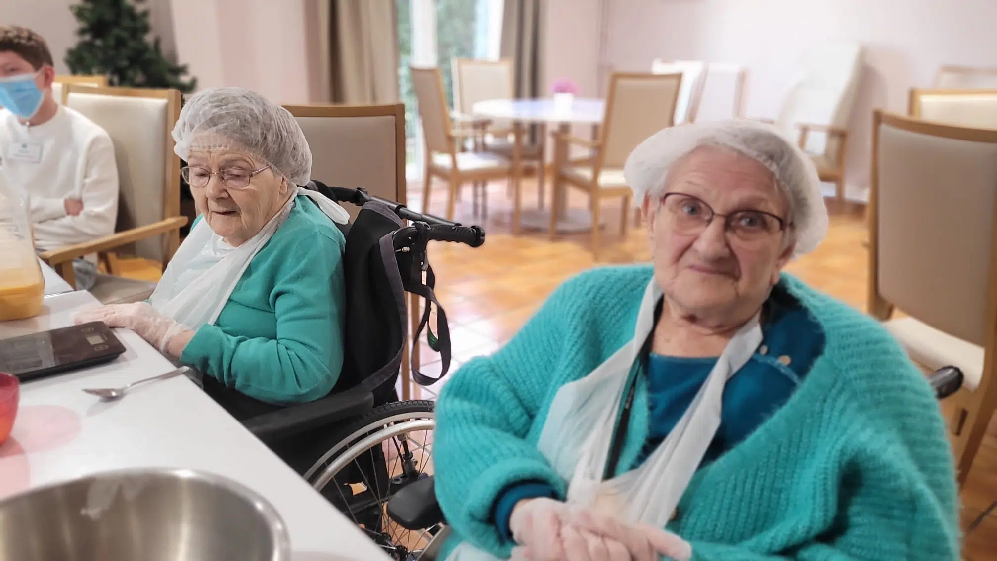 Deux personnes âgées dans une salle commune | Clinalliance Lieusaint